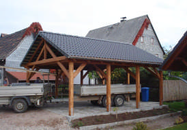 Doppelcarport mit Satteldach und Betonsteindeckung