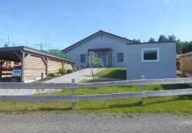 Freistehendes  Doppelcarport mit Flachdach und Lärche Sichtschutzverkleidung