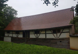 Biberdeckung mit Erlus Biber Historic an historischem Blockstallgebäude