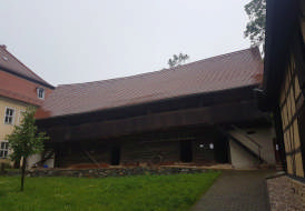 Biberdeckung mit Erlus Biber Historic an historischem Blockstallgebäude