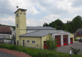 Neubau Feuerwehr mit Sandwichdachplatten und Schwalbennisthilfen am Schlauchturm