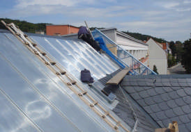 Stehfalzdeckung im Schieferdach für Montage einer Solaranlage