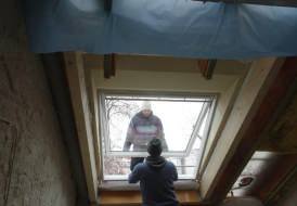 Fenstertausch Velux Schwingfenster mit Vergrößerung, Aufkeilrahmen, Innenfutter und Solarmarkiese 