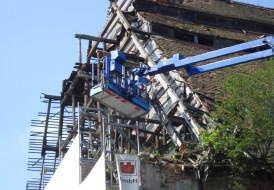 Notsicherungsarbeiten an einem alten Kornhaus